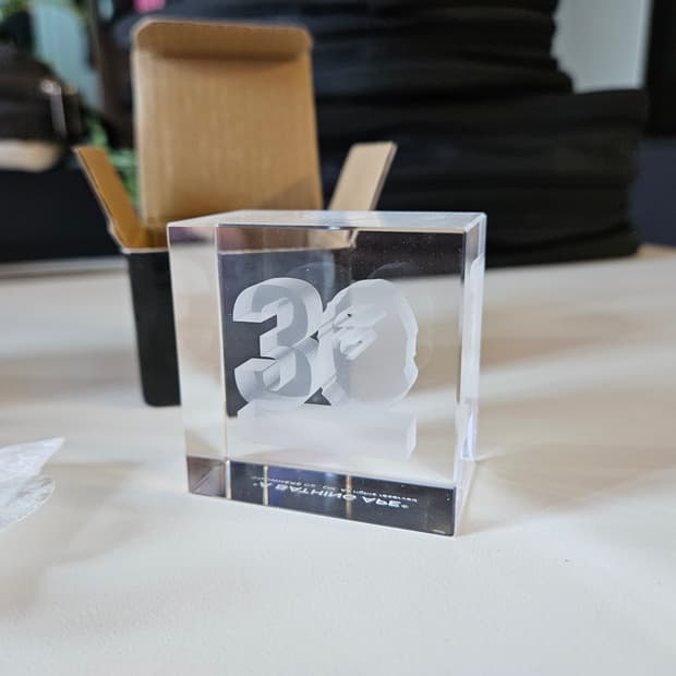 베이프 30주년 기념 큐브 문진 휘귀템