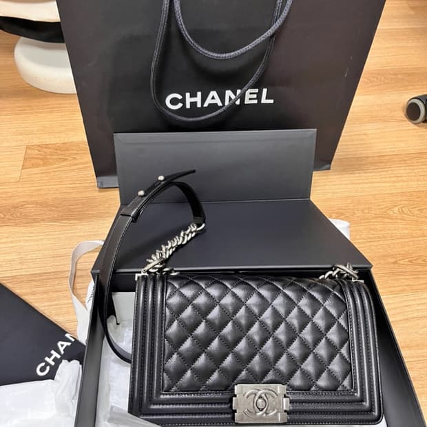 [새 상품급] 샤넬 보이백 캐비어 미디움