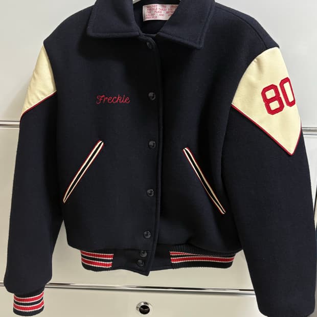 프레클 바시티 자켓 1사이즈 판매해요