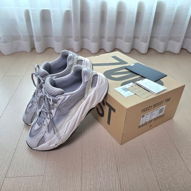 [아코탭] 아디다스 이지부스트 700 V2 스태틱 275 size
