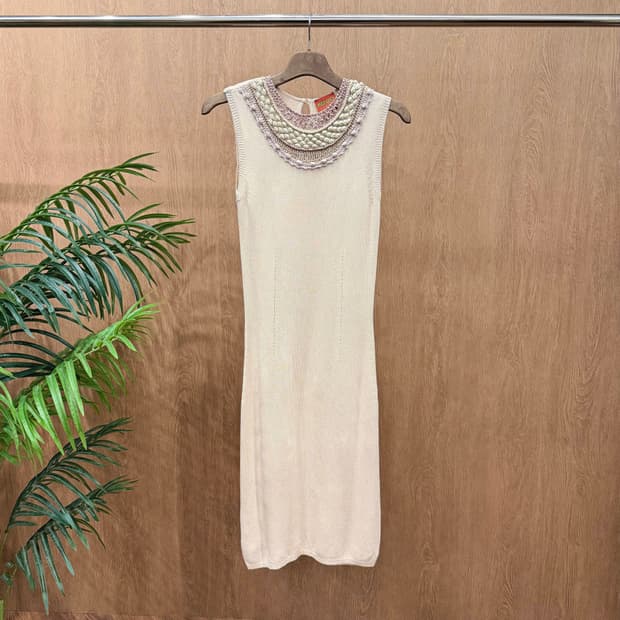 겐조 라운드넥 니트 슬리브리스 원피스 자수 크로셰 키홀 디테일 베이지