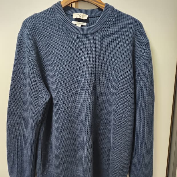 COS 네이비 니트