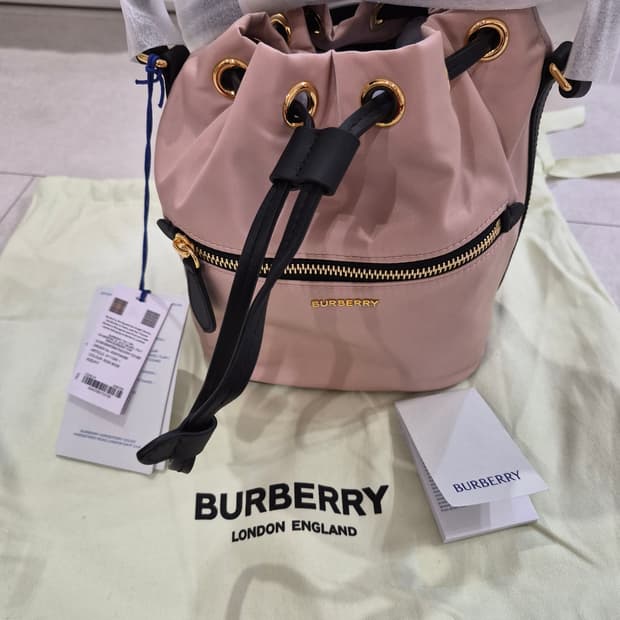 새상품))버버리 25FW 미니 드로스트링 복조리백