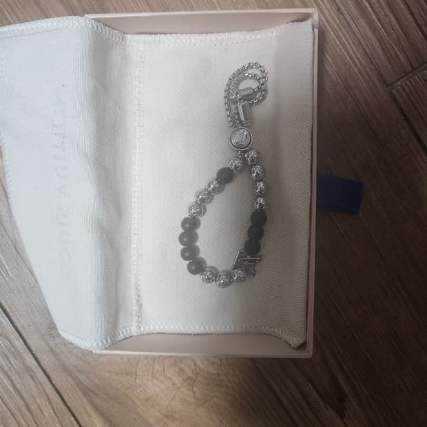 루이비통 비즈 팔찌 판매합니다.