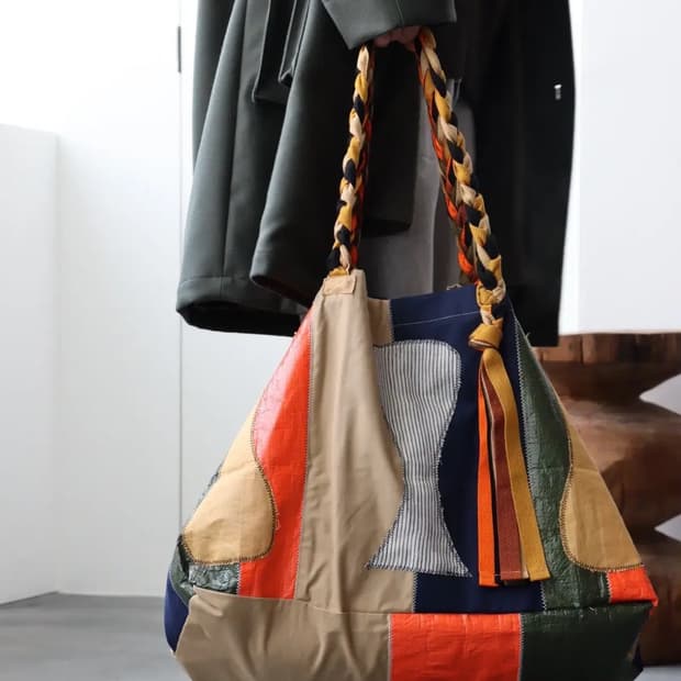 KHOKI Color-block vinyl bag Orange