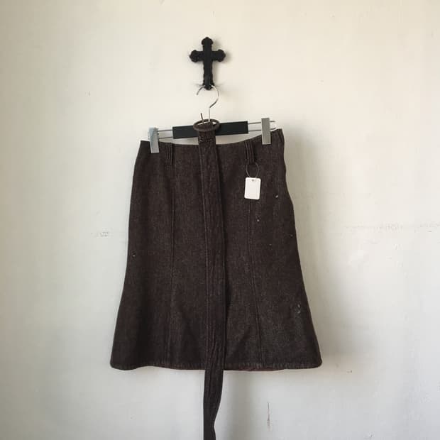 Belted woolen skirt