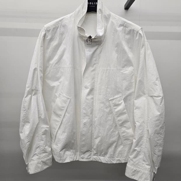 정품 솔리드옴므 24ss 화이트 스탠드 칼라 자켓 새제품 50사이즈