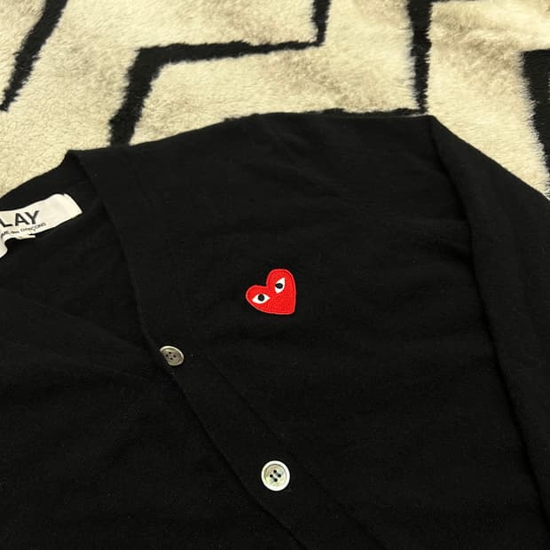 [M]꼼데가르송 레드와펜 V넥 가디건/블랙/Az-N008