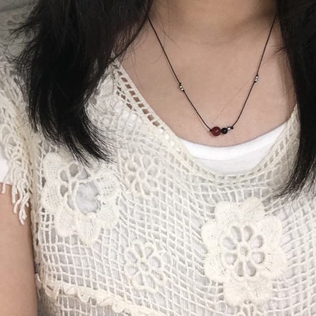 비즈 끈목걸이