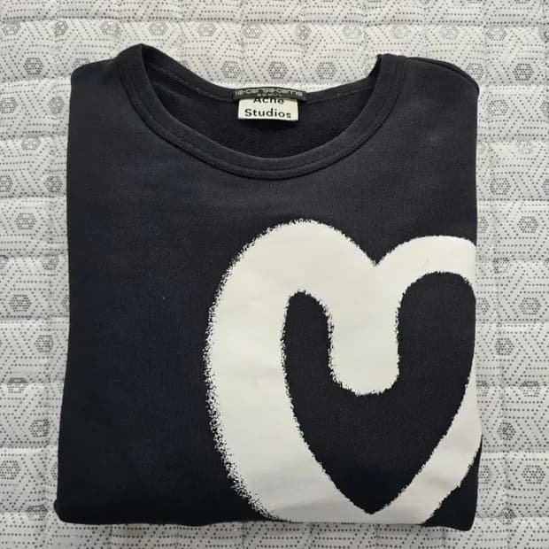 아크네 스튜디오 캠퍼스 하트 맨투맨 95