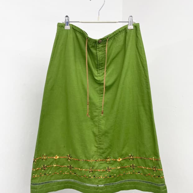 써스데이아일랜드 페어리 자수 스커트