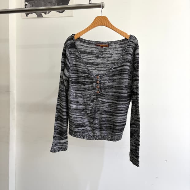 CHARMBERRYTIC 브이넥니트