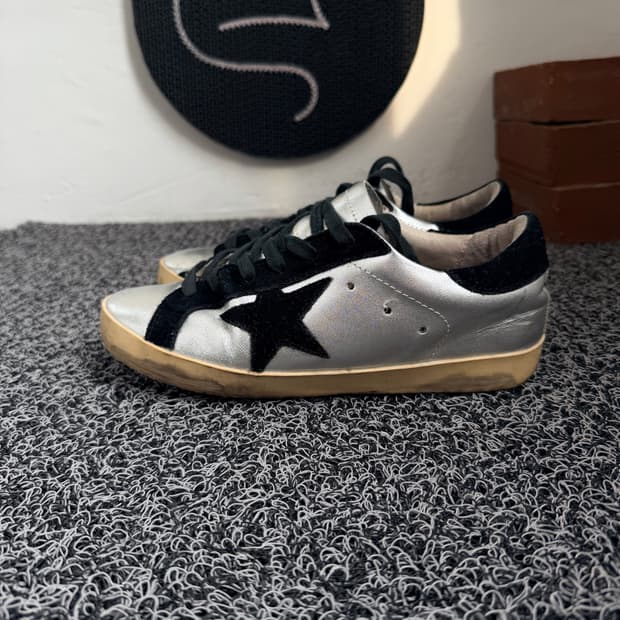 골든구스 슈퍼스타 실버 & 블랙 스웨이드 스니커즈