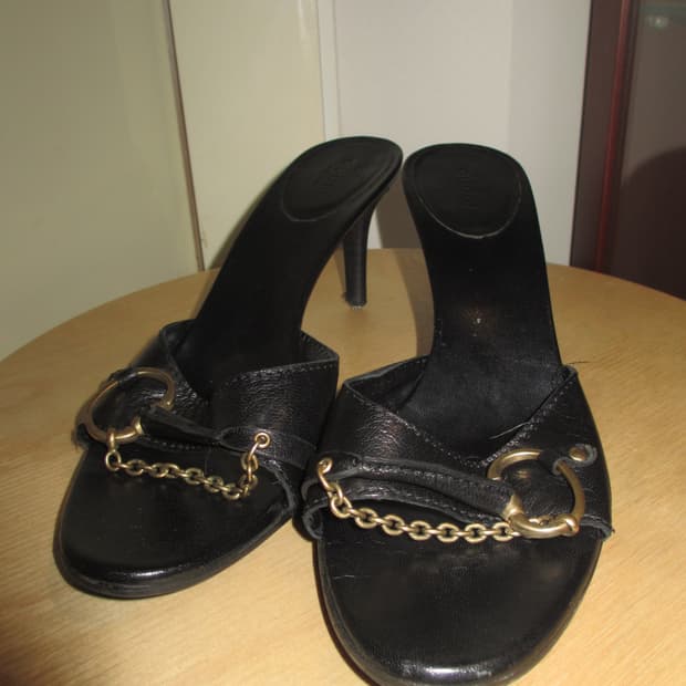 구찌 블랙 레더 체인 힐 슬리퍼