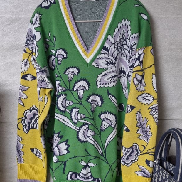 정품) 오일릴리 플로럴 브이넥 니트 