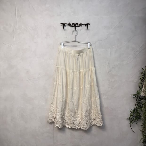 Ivory floral embroidered lace long skirt