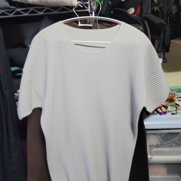 옴므플리세 티셔츠