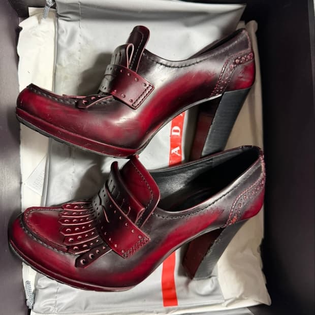 [프라다 코리아 정품/풀구성] PRADA 버건디 태슬 브로그 킬힐 로퍼 
