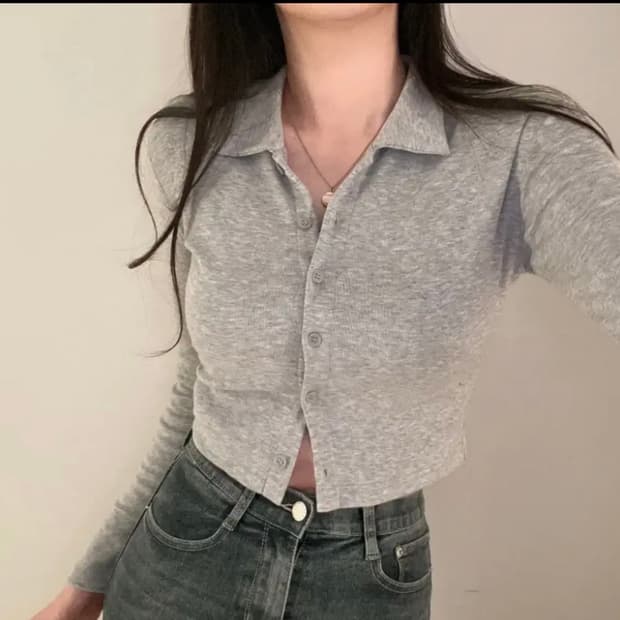 카라 그레이 버튼티