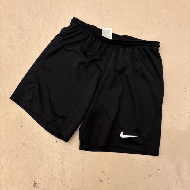 나이키 스우시 드라이핏 하프 팬츠