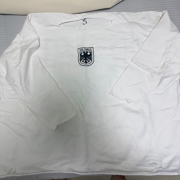 이지 벌쳐스 롱슬리브 화이트 3