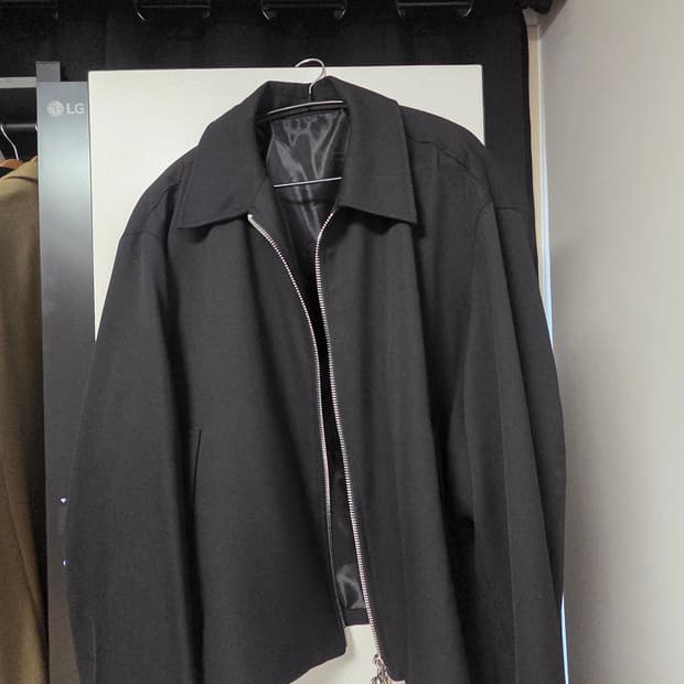 24fw 솔리드 옴므 블랙 울 자켓 50 판매합니다.