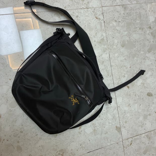 아크테릭스 아로8 숄더백 블랙