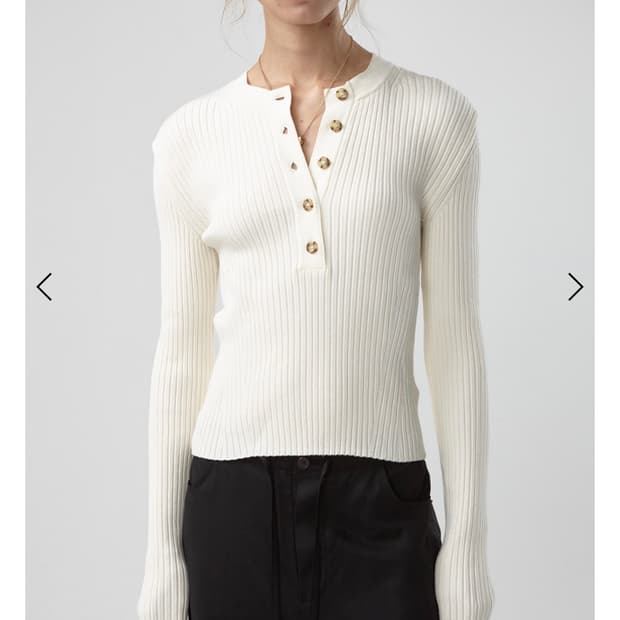 이안조 DEEP HENLEY NECK RIBBED KNIT (IVORY)