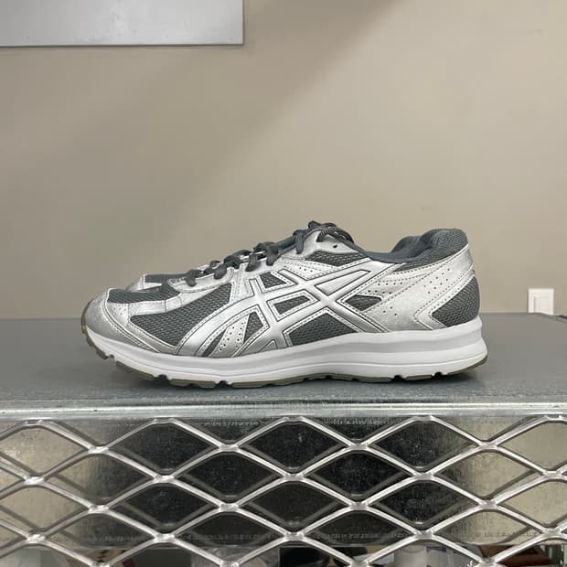 아식스 조그 100 S SMU 시트 락 퓨어 실버 275