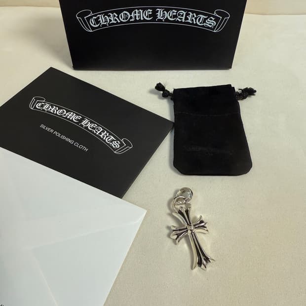 크롬하츠 스몰 크로스 베일 팬던트 