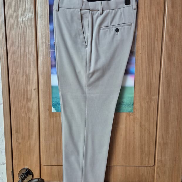 무탠다드 라이트웨이트 테이퍼드 슬랙스 라이트베이지 32