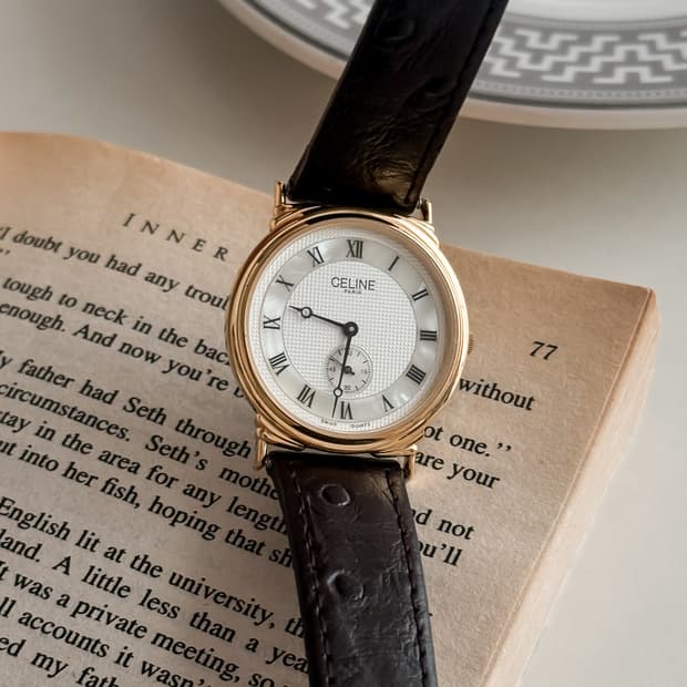 셀린느 화이트 라운드 시계