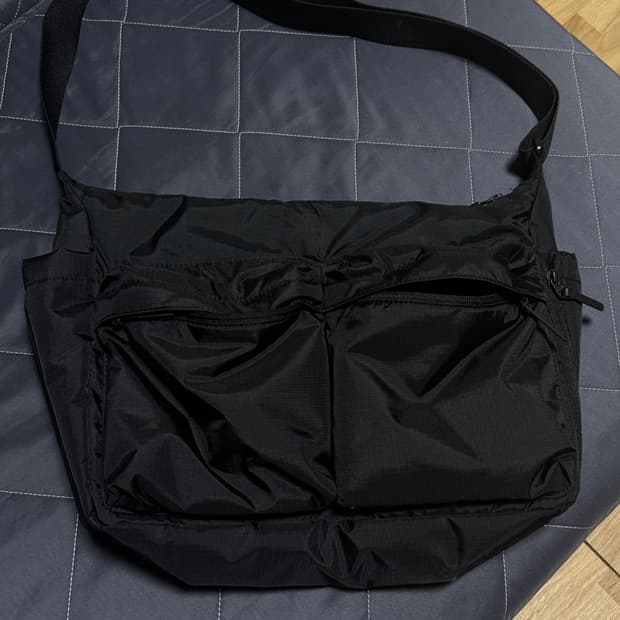 유니클로 멀티 포켓 숄더백 블랙