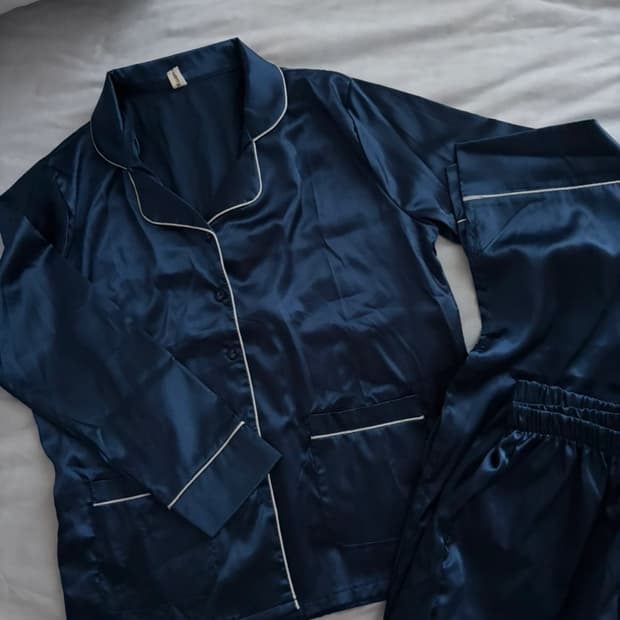 네이비 실크 잠옷 파자마