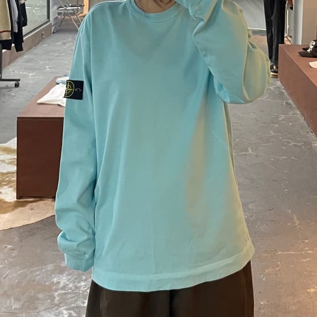 스톤아일랜드 와펜 크루넥 스웨트셔츠 아쿠아 롱슬리브 H2505
