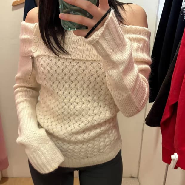 오프숄더 니트 모리걸 아이보리 패턴 단추 버튼