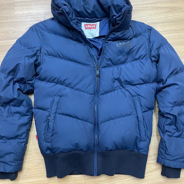 리바이스 네이비 패딩 M사이즈입니다. 충전재는 오리털 70%, 깃털 30