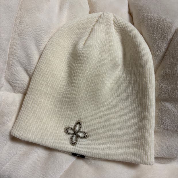 써저리 클로버 로고 숏 비니 화이트