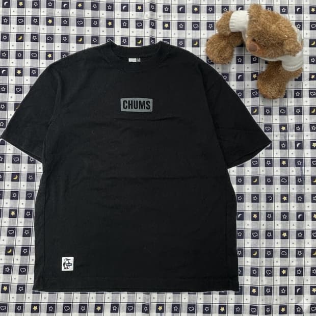 CHUMS 첨스 시크 프린팅 시티보이 베이직핏 블랙 반팔티셔츠