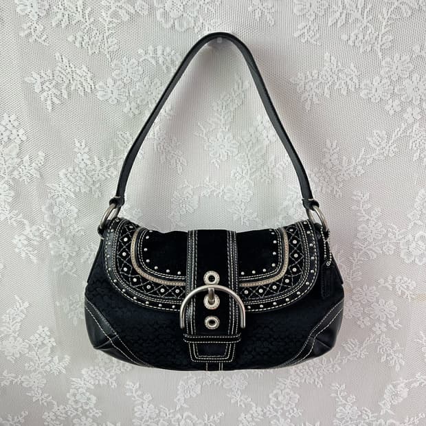 코치 Y2K 스터드 버클 숄더백