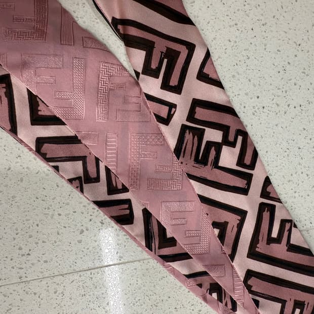 펜디의 FF 핑크 트윌리 스카프 새상품 