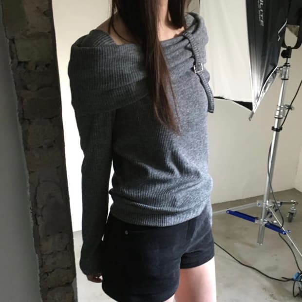 아워프 아토 포인트 오프숄더 티셔츠