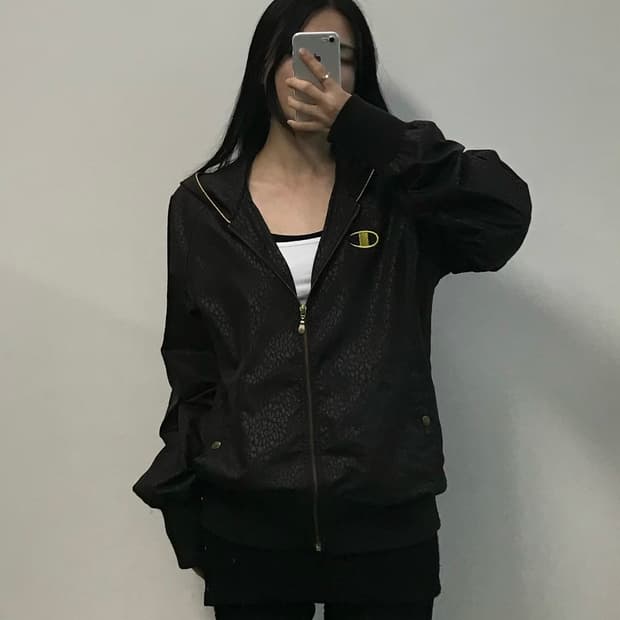 챔피온 금장 자수로고 블랙 후드 바람막이