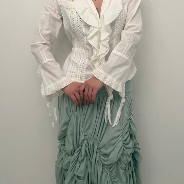 화이트 프릴 레이스 셔츠