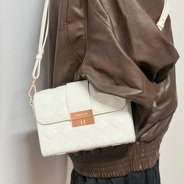 칼린 CARLYN 퀼팅 숄더백 화이트
