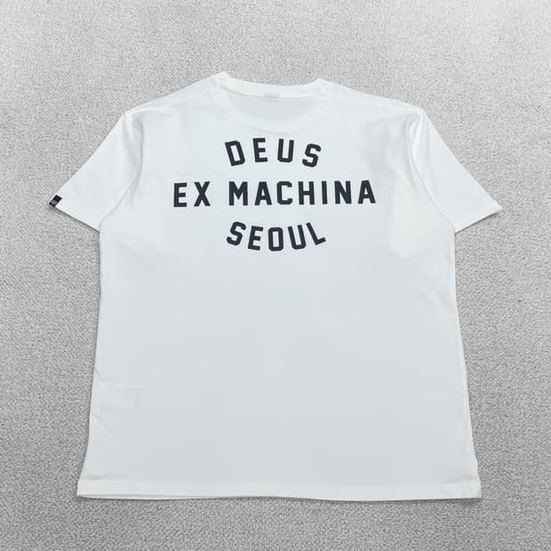 데우스엑스마키나 서울 컬리지 어드레스 반팔티