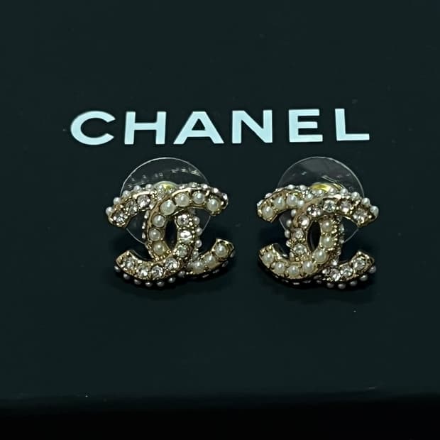 샤넬 정품 업사이클링 CC 로고 크리스탈 진주 귀걸이