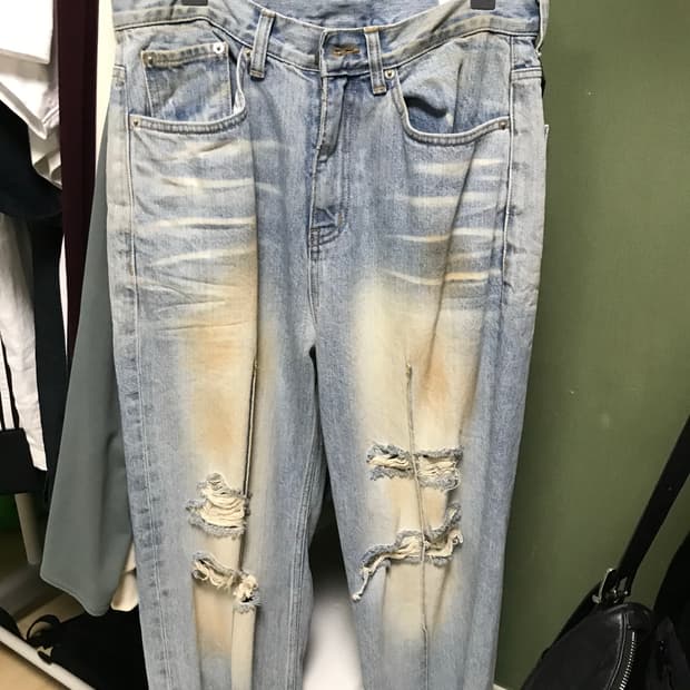 백엔포스 Hanging destroyed jeans