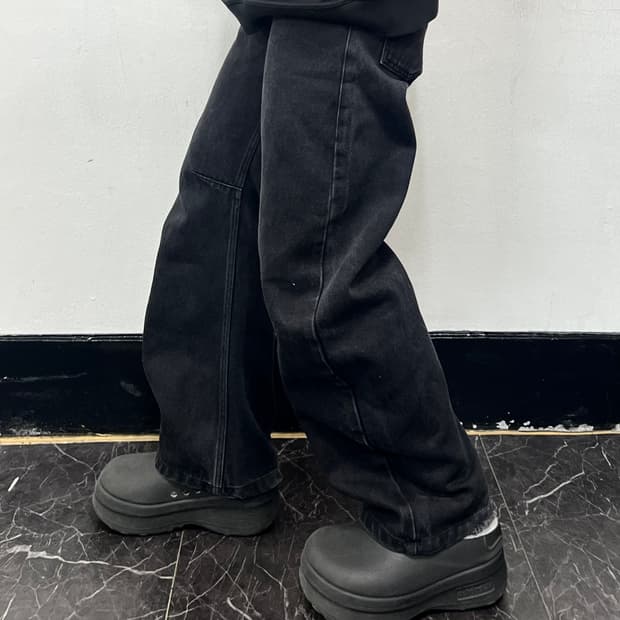 Coor 쿠어 커브드 흑청 데님 팬츠