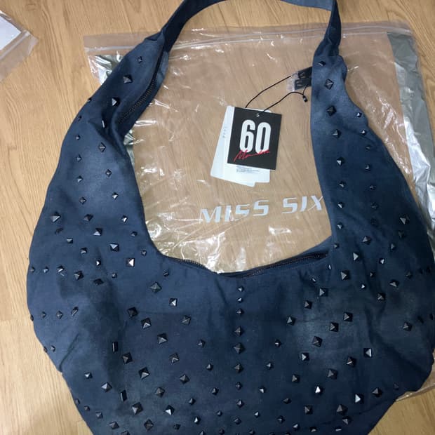 모와로라 x 미스식스티 SQUARE-SHAPED RIVET BAG